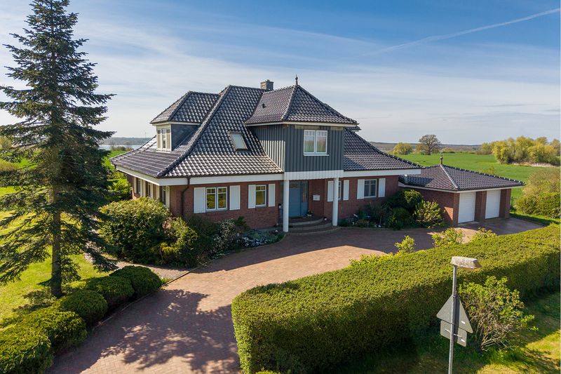 Architektenhaus 
in idyllisch Lage
mit Seeblick